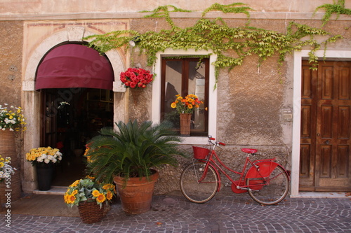 Bottega di fiorista con bicicletta rossa photo