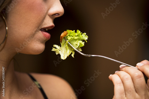 Attraktive brünette Frau im Restaurant