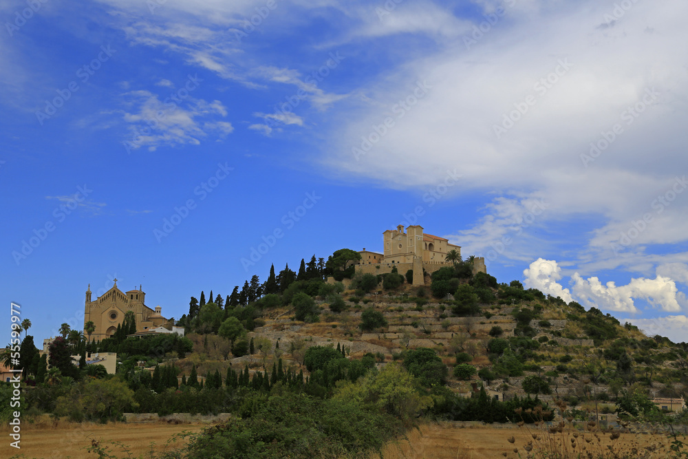 Mallorca: Blick auf Kirchen und Burgberg von Arta