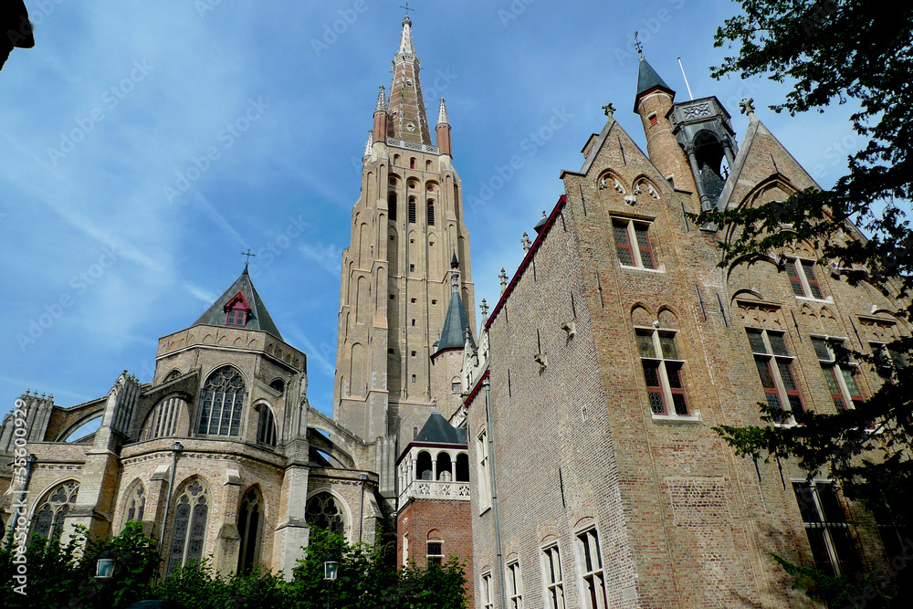 Eglise et clocher à Bruges