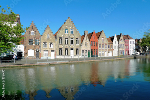Maisons le long d'un canal à Bruges