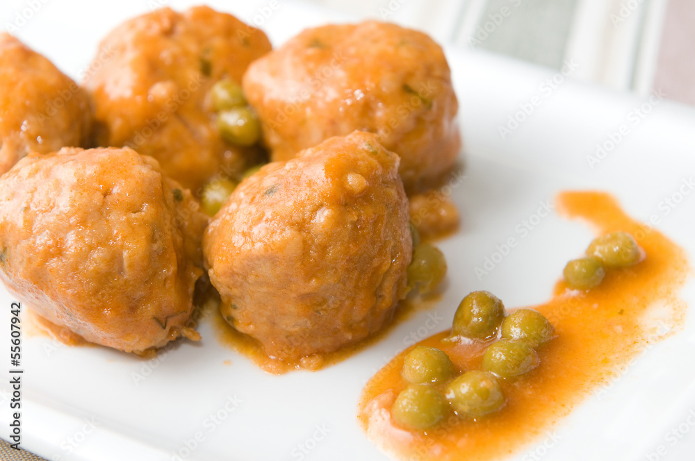 meat balls with peas sauce