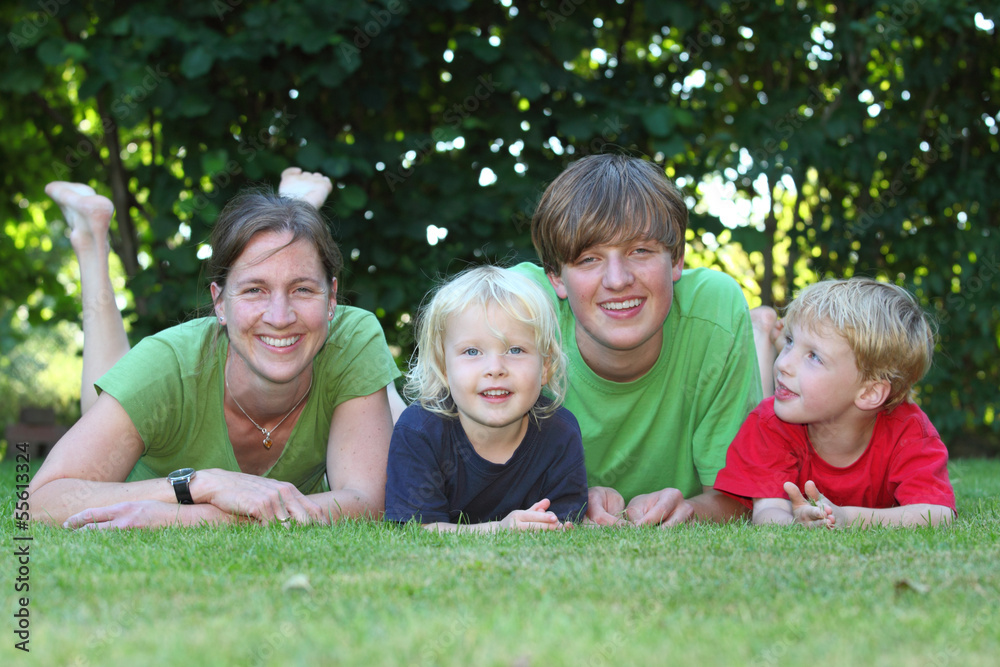 Glückliche Familie im Garten Glückliche Familie im Garten