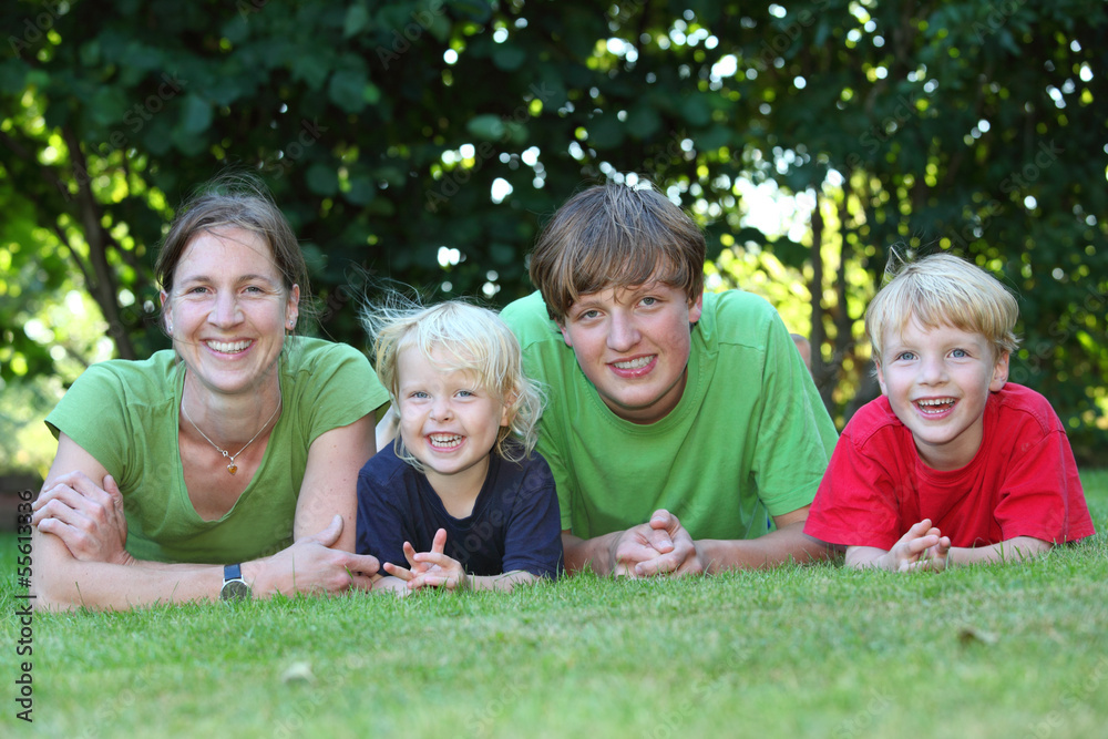 Glückliche Familie im Garten Glückliche Familie im Garten