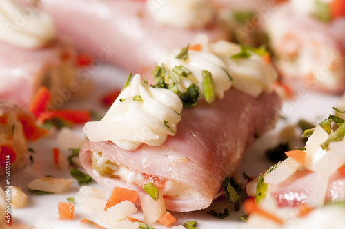 Foto Rolls of ham in aspic with tomatoes