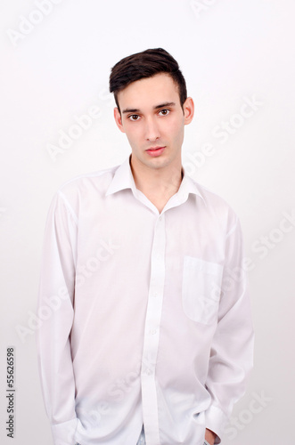 Young man in white shirt relaxed  with the hands in the pocket © luanateutzi