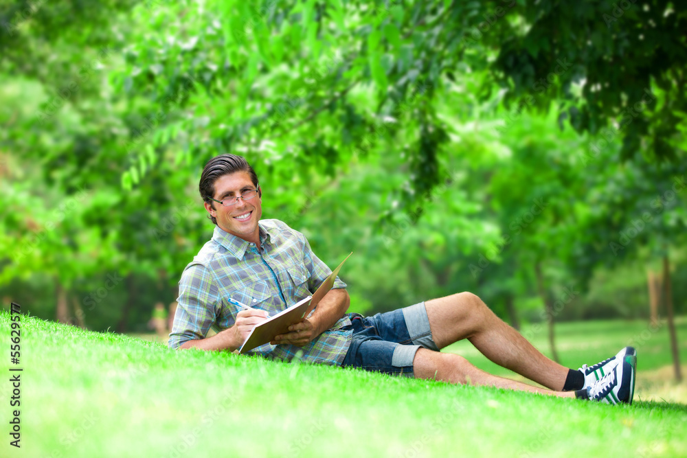 Obraz premium Young student with note at outdoor