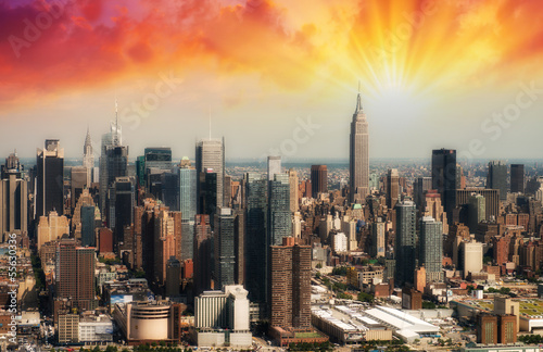 New York. Beautiful Manhattan skyline at sunset © jovannig