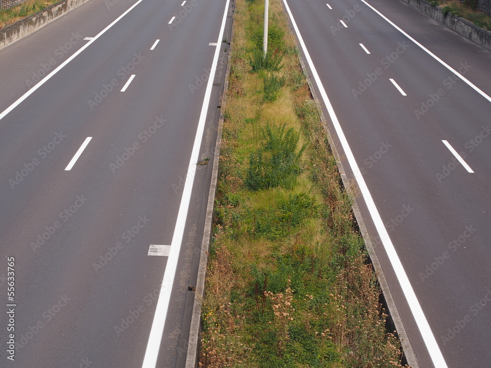 Autobahn mit Mittel- und Pannenstreifen Autobahn mit Mittel- und Pannenstreifen