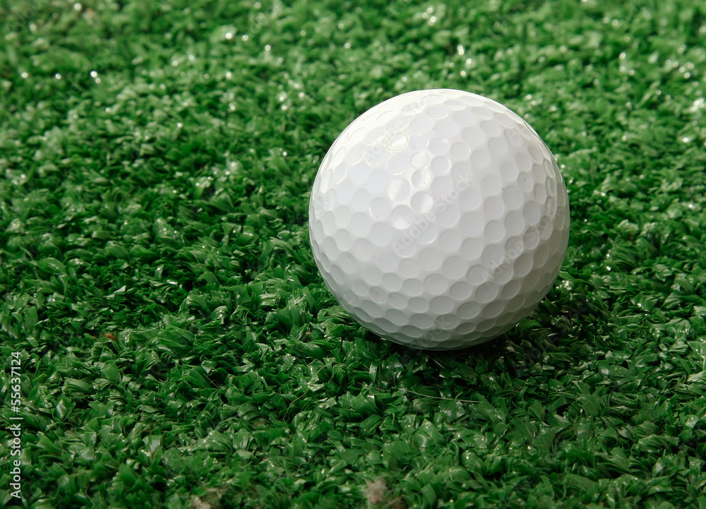 Fototapeta premium Golf ball ower green grass