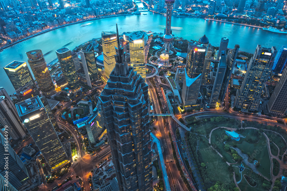 Naklejka premium Szanghajski wieżowiec w nocy