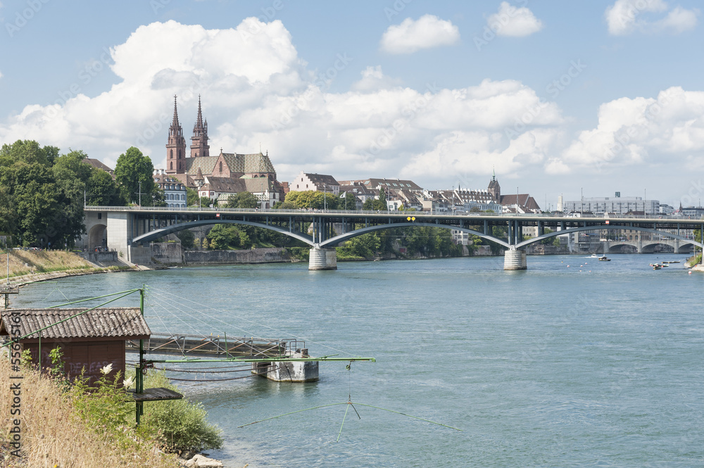 Fototapeta premium Basel, Basler Rheinufer mit Wettsteinbrücke und Münster, Schweiz