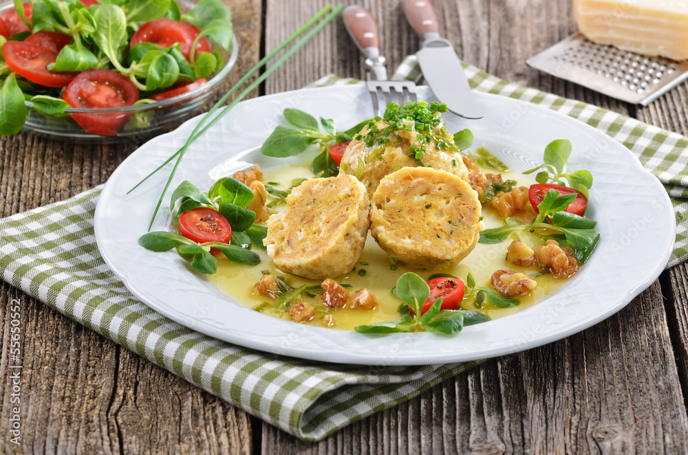 Südtiroler Kasknödel mit Salat Südtiroler Kasknödel mit Salat