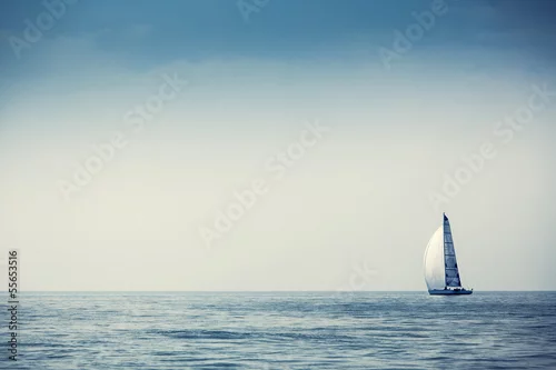 Obraz Jacht żaglowy z białymi żaglami