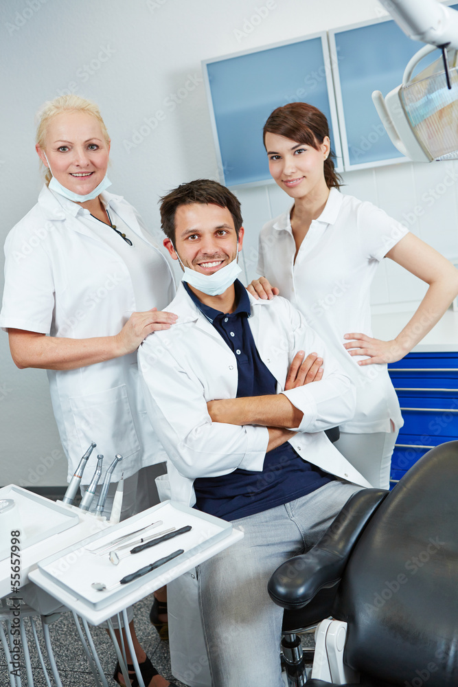 Fototapeta premium Zahnarzt mit Zahnhelferinnen im Team