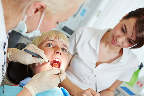 Zahnärztin untersucht Patient