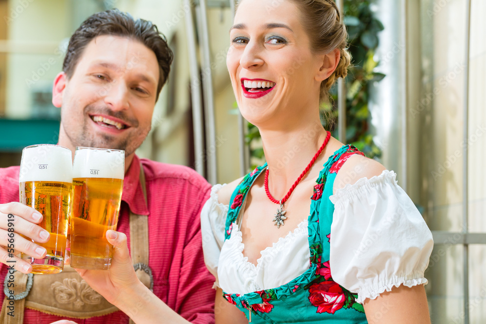 Paar in Tracht in Wirtschaft oder Restaurant Paar in Tracht in Wirtschaft oder Restaurant