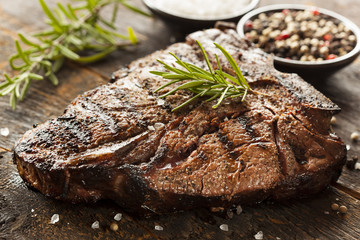 Fototapete Steakhouse Gegrilltes T-Bone Steak vom BBQ  © Brent Hofacker