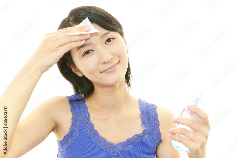 ボディーケアをする女性