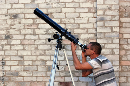 Photographie Adult man and telescope. Near Kiev,Ukraine
