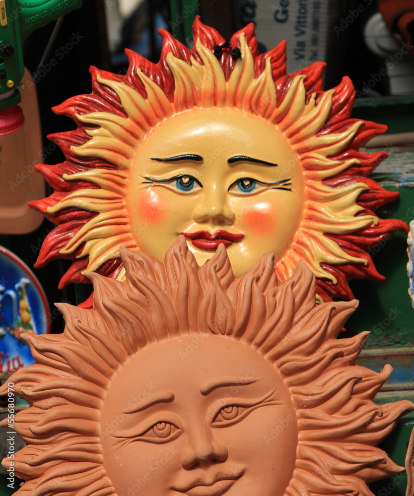 Un Sole in ceramica grezza ed uno smaltato Un Sole in ceramica grezza ed uno smaltato