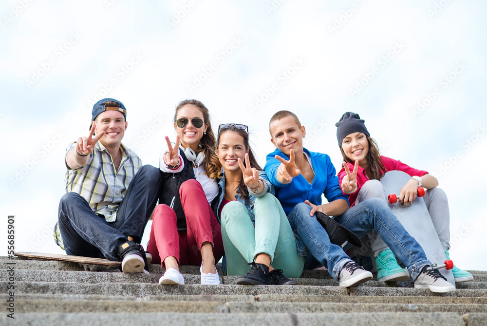 Obraz premium group of teenagers showing finger five
