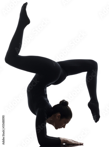 Foto woman contortionist  exercising gymnastic yoga   silhouette