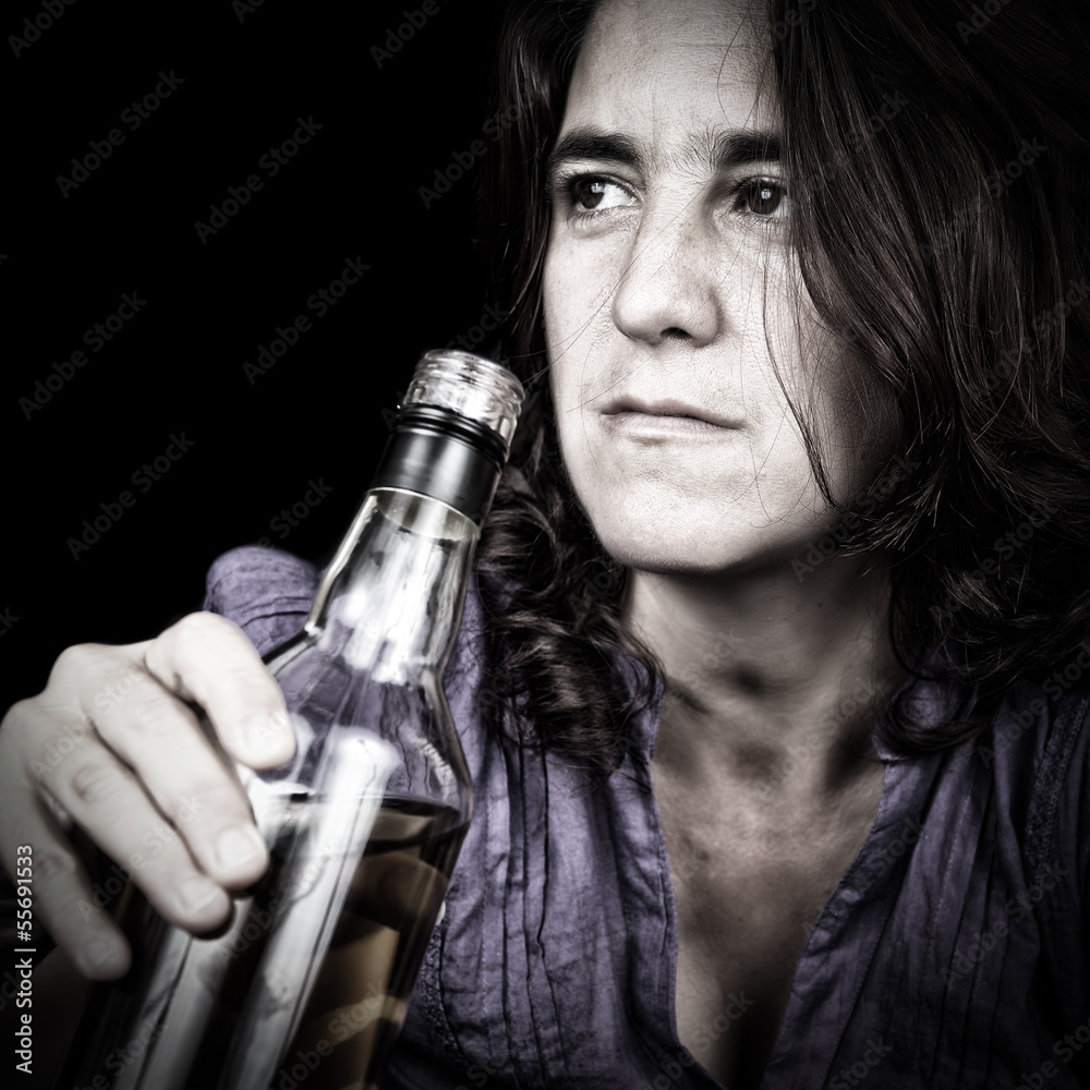 Obraz premium Drunk latin woman drinking from a whiskey bottle