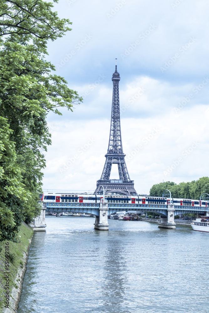 Fototapeta premium Tower Eiffel and Metro reflex on the Seine river