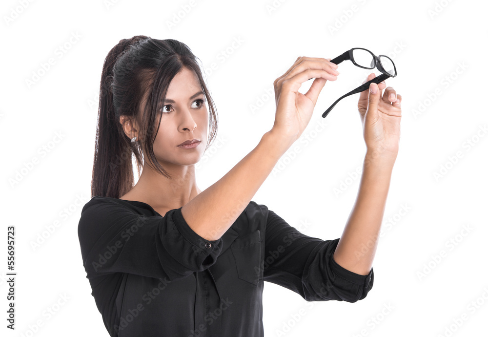 Schöne dunkle Frau isoliert sieht durch die Brille StockFoto Adobe Stock