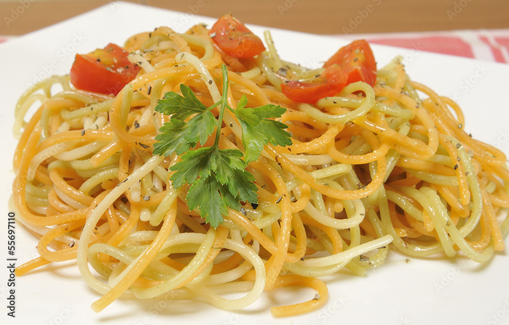 spaghetti with tomato and spices, olive oil