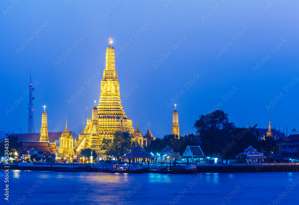 Naklejka premium Wat Arun w Bangkoku w nocy