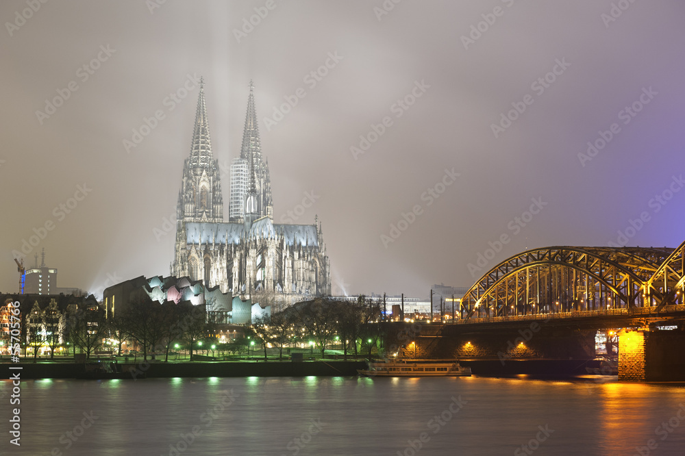 Fototapeta premium Cologne Cathedral at night