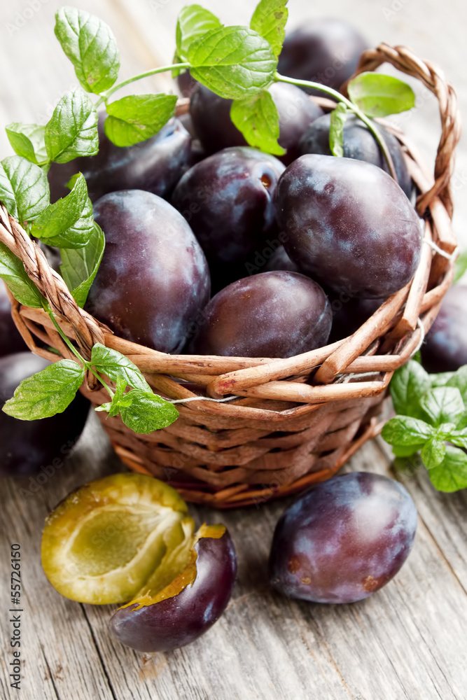 Obraz premium Basket of plums