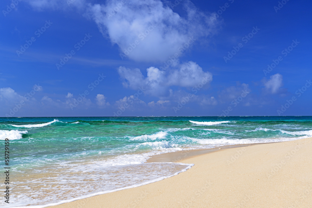 コマカ島の綺麗な海と夏空