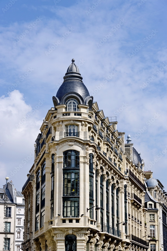 Immeuble ancien en pierre blanche, Paris