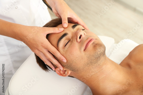 Man having head massage clo...