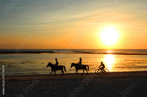 Cavaliers sur la plage © Brad Pict
