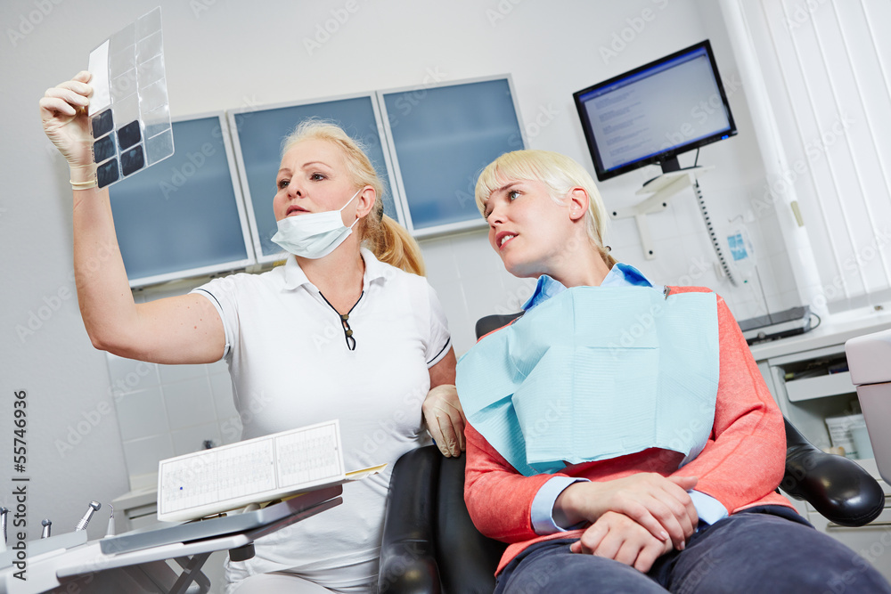 Obraz premium Dentist looking at x-ray image of teeth