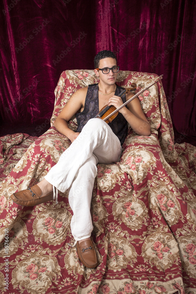 Fototapeta premium Young man with the violin with bordò velvet background
