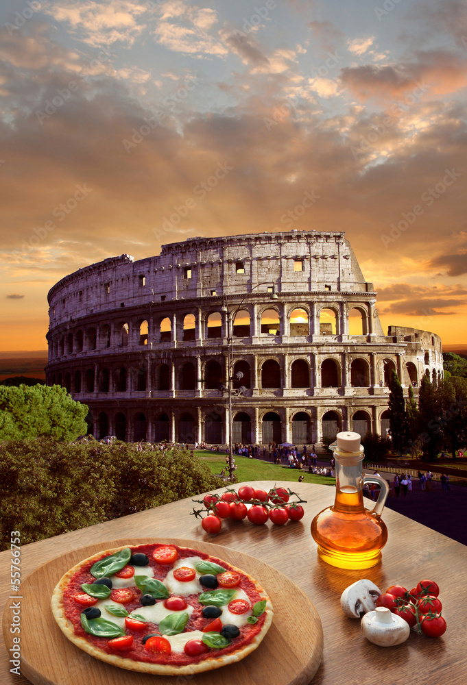 Fototapeta premium Koloseum z włoską pizzą w Rzymie, Włochy