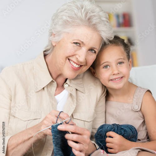 oma und enkelin stricken zusammen