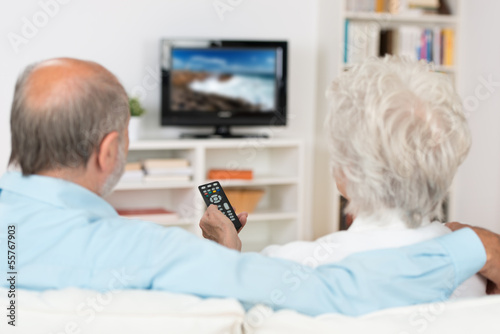 zwei senioren schauen fernsehen photo