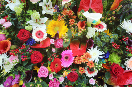 Fototapeta Naklejka Na Ścianę i Meble -  Colorful flowers in large bouquet of callas, lilies, roses