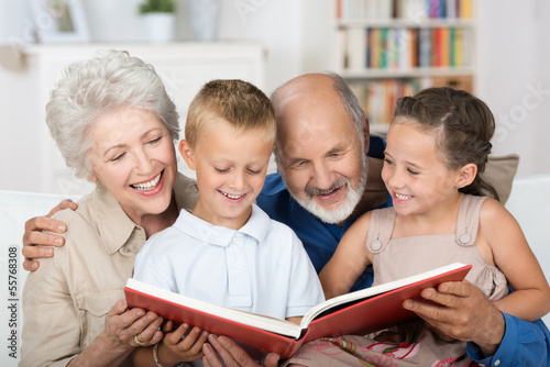 großeltern lesen den enkeln etwas vor