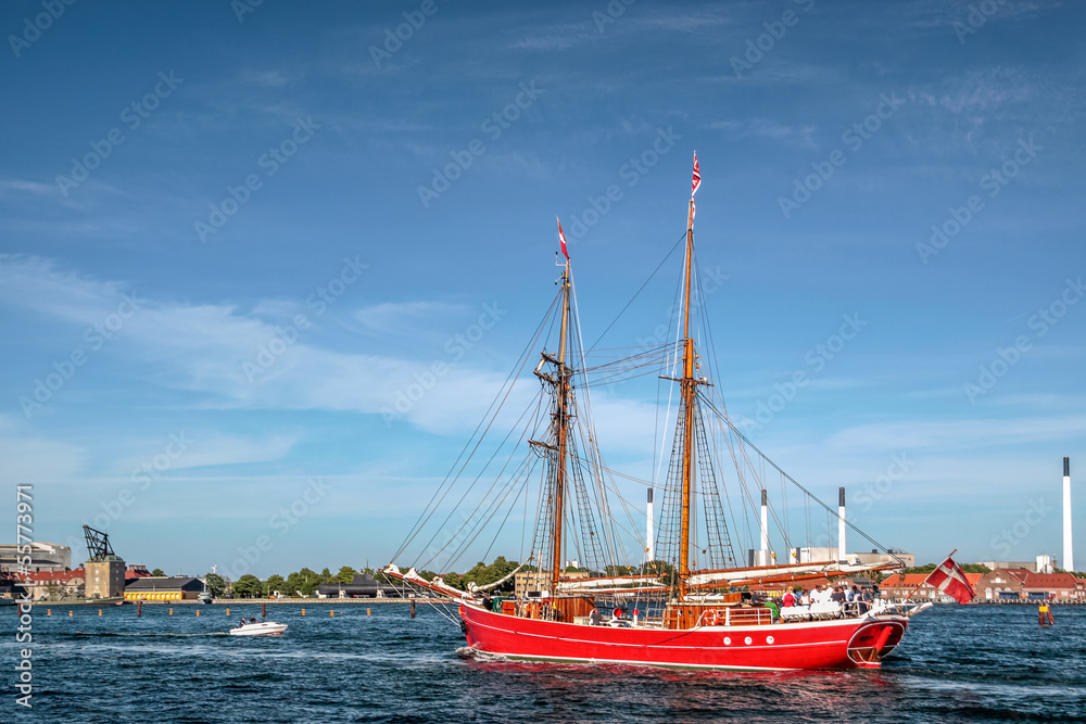Großes rotes altes Segelschiff im Hafen von Kopenhagen