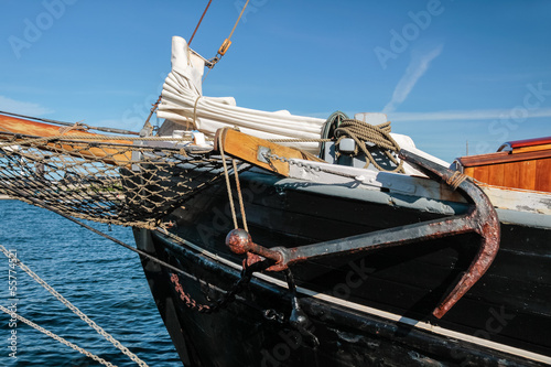 Bug und Anker eines großen Segelschiffes photo