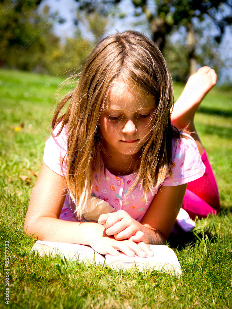 Fototapeta premium little girl reading