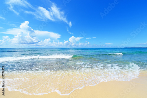 沖縄の美しいビーチに打ち寄せる波