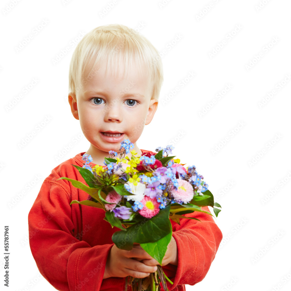 Kleines Kind schenkt Blumen